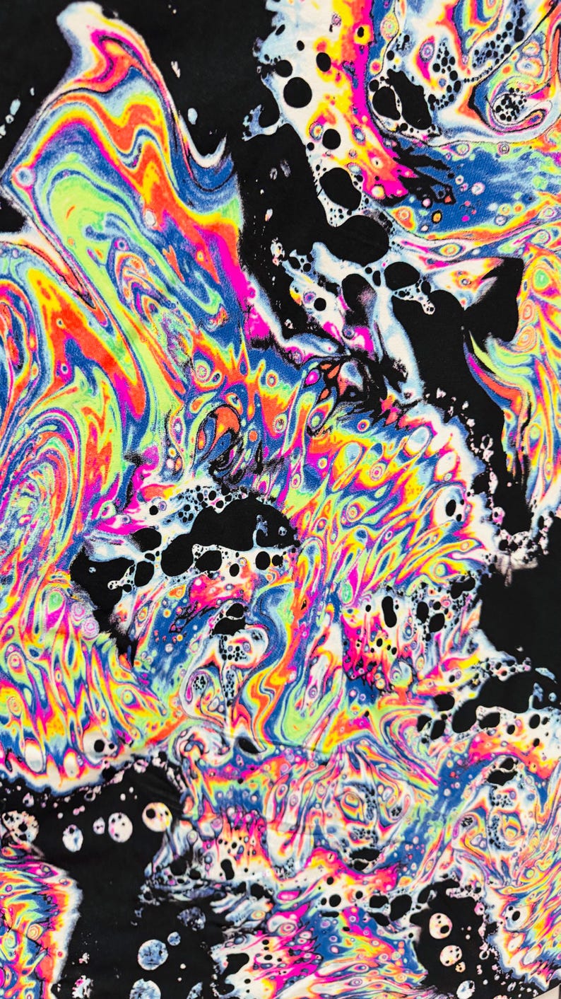 Puede incluir: Impresi&oacute;n de arte psicod&eacute;lico abstracto con colores giratorios de azul, verde, amarillo, naranja, rosa y rojo sobre un fondo negro. Los colores son vibrantes y crean una sensaci&oacute;n de movimiento.