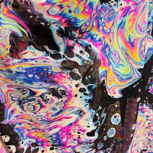Puede incluir: Tela de estampado psicod&eacute;lico abstracto con fondo negro y patrones en espiral en tonos de azul, rosa, amarillo y verde.