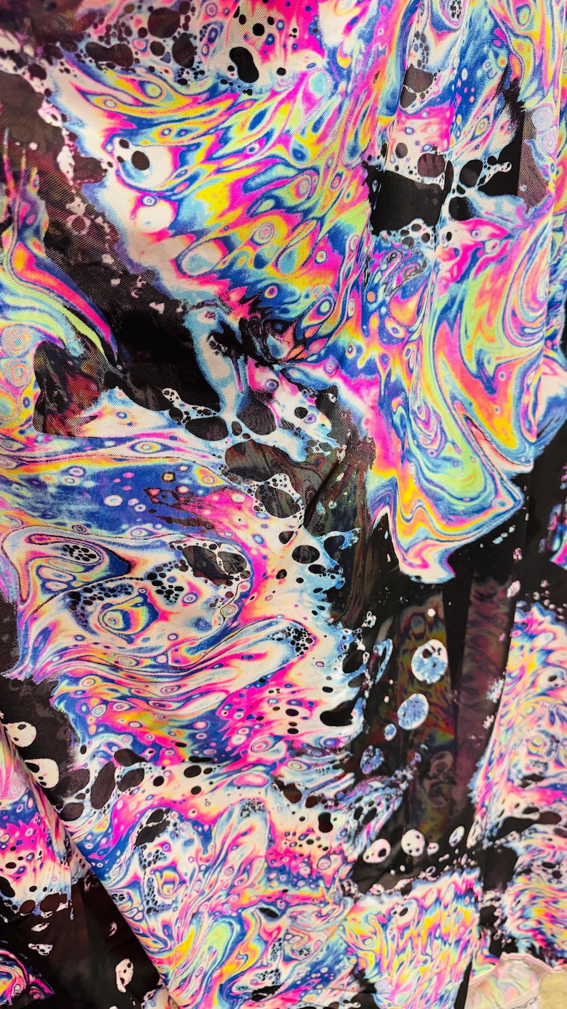 Puede incluir: Tela de estampado psicod&eacute;lico abstracto con fondo negro y patrones en espiral en tonos de azul, rosa, amarillo y verde.