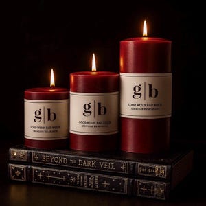 Bougie pilier rouge non parfumée, décoration minimaliste, bougie rituelle
