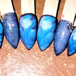 Conjunto de prensa floral abstrata com impressão personalizada em unhas