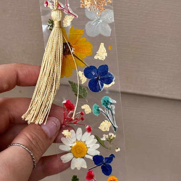 Dried Pressed Flower Bookmark with tassel customizable laminated bookish gifts cute floral bookmark goldleaf booktok trending butterflies