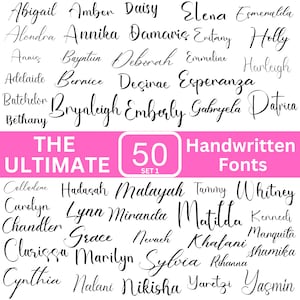 Op de afbeelding: Een roze achtergrond met zwarte tekst die 50 handgeschreven lettertypen opsomt. De tekst luidt "THE ULTIMATE 50 Handwritten Fonts SET 1". De lettertypen zijn in twee kolommen opgesomd, waarbij elke lettertype naam in de stijl van het lettertype zelf is geschreven.