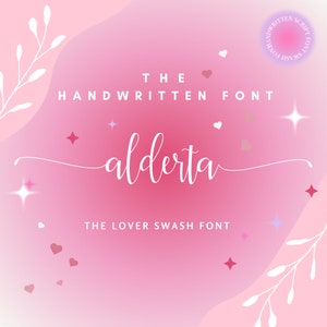 Può includere: Una grafica rosa e bianca con il testo "THE HANDWRITTEN FONT" e "alderta THE LOVER SWASH FONT". Il carattere è in stile corsivo. Lo sfondo è un gradiente di rosa e bianco con disegni floreali bianchi e cuori rosa.