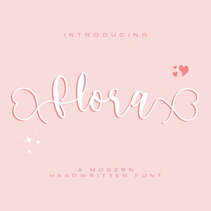 Può includere: Uno sfondo rosa con la parola "Flora" in un carattere corsivo, con abbellimenti a forma di cuore. Il testo "Introducing" è sopra e "A Modern Handwritten Font" sotto. Sono presenti anche piccoli cuori e stelle.