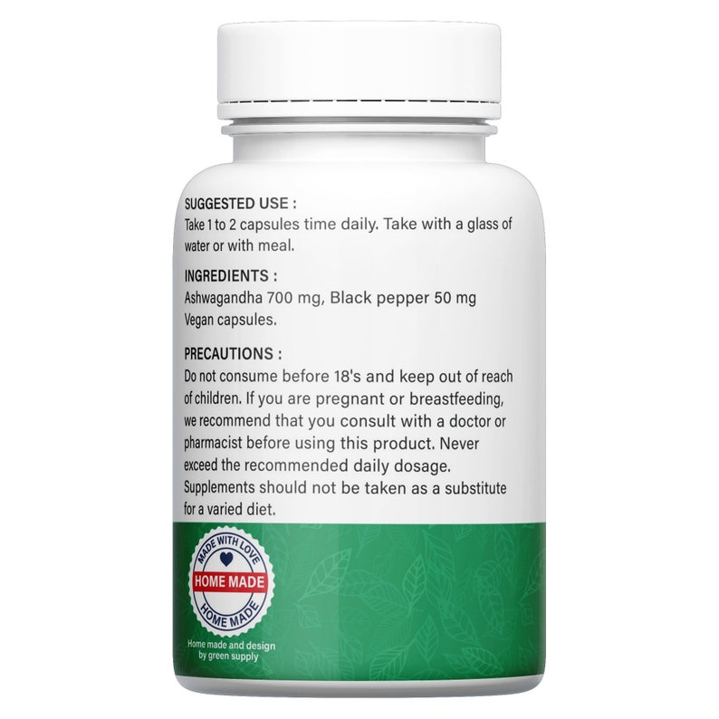 Op de afbeelding: Witte fles met een groen etiket. Het etiket heeft de tekst "SUGGESTED USE: Take 1 to 2 capsules time daily. Take with a glass of water or with meal. INGREDIENTS: Ashwagandha 700 mg, Black pepper 50 mg Vegan capsules. PRECAUTIONS: Do not consume before 18's and keep out of reach of children. If you are pregnant or breastfeeding, we recommend that you consult with a doctor or pharmacist before using this product. Never exceed the recommended daily dosage. Supplements should not be taken as a substitute for a varied diet. MADE WITH LOVE HOME MADE HOME MADE Home made and design by green supply"