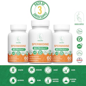 Puede incluir: Tres botellas de cápsulas de suplemento verde y blanco etiquetadas como "Spermidine Bio Product" con un logotipo de hoja verde y las palabras "Green Supply" en la etiqueta. Las botellas están dispuestas en fila y tienen una etiqueta verde y blanca con las palabras "Pack of 3 Green Supply" en la parte superior. Las botellas están sobre un fondo blanco con hojas verdes y otros logotipos.