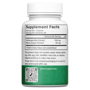 Op de afbeelding: Witte fles met een zwart etiket waarop "Supplement Facts" staat. Het etiket vermeldt de ingredi&euml;nten Ashwagandha Extract (700 mg) en Black pepper Extract (50 mg). Het etiket geeft ook aan dat het product geen gist, tarwe, gluten, soja, melk, eieren, vis, schaaldieren, noten of sesam bevat. De fles heeft een groen-wit etiket met een QR-code en de tekst "greensupply.shop".