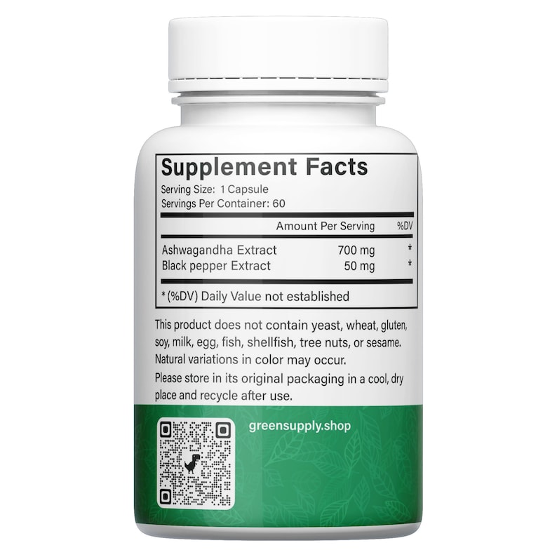 Op de afbeelding: Witte fles met een zwart etiket waarop "Supplement Facts" staat. Het etiket vermeldt de ingredi&euml;nten Ashwagandha Extract (700 mg) en Black pepper Extract (50 mg). Het etiket geeft ook aan dat het product geen gist, tarwe, gluten, soja, melk, eieren, vis, schaaldieren, noten of sesam bevat. De fles heeft een groen-wit etiket met een QR-code en de tekst "greensupply.shop".