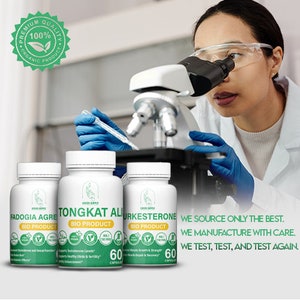 Op de afbeelding: Drie witte flessen met groene etiketten en zwarte tekst. De flessen zijn gelabeld met "FADOGIA AGREE BIO PRODUCT", "TONGKAT ALI BIO PRODUCT" en "URKESTERONE BIO PRODUCT". Elke fles bevat 60 capsules. De flessen staan voor een microscoop en een persoon met een veiligheidsbril en blauwe handschoenen.
