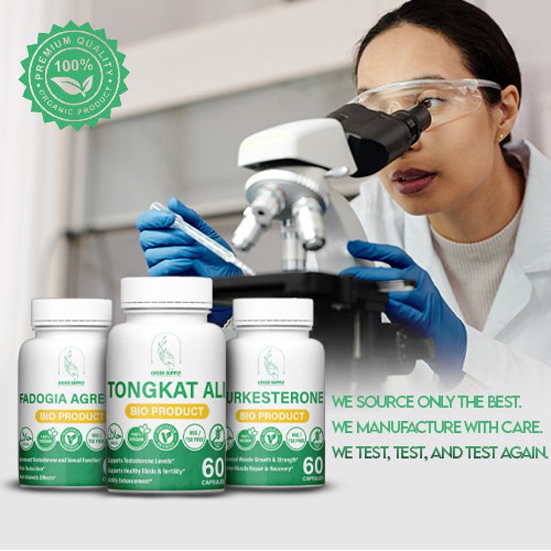 Op de afbeelding: Drie witte flessen met groene etiketten en zwarte tekst. De flessen zijn gelabeld met "FADOGIA AGREE BIO PRODUCT", "TONGKAT ALI BIO PRODUCT" en "URKESTERONE BIO PRODUCT". Elke fles bevat 60 capsules. De flessen staan voor een microscoop en een persoon met een veiligheidsbril en blauwe handschoenen.