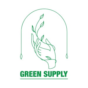 Op de afbeelding: Een groene lijntekening van een hand die een plant met bladeren vasthoudt, binnen een boog met twee hangende bladeren. De tekst "GREEN SUPPLY" staat onder de afbeelding.