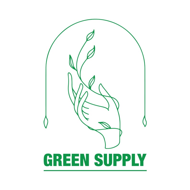 Op de afbeelding: Een groene lijntekening van een hand die een plant met bladeren vasthoudt, binnen een boog met twee hangende bladeren. De tekst "GREEN SUPPLY" staat onder de afbeelding.