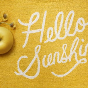 Aangepaste gele welkomstmat - "Hello Sunshine" handgetuft premium wollen vloerkleed voor woondecoratie.