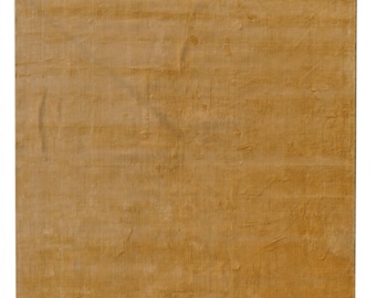 Puede incluir: Una alfombra de color amarillo dorado sólido con una superficie sutilmente texturizada.
