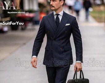 Ternos de risca azul com abotoamento duplo: fatos masculinos feitos à medida para casamentos e eventos formais.