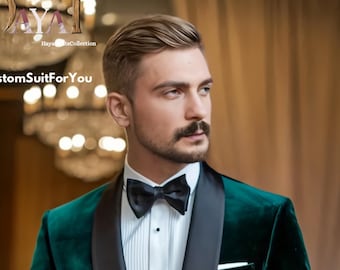 Puede incluir: Chaqueta de esmoquin de terciopelo verde oscuro con solapas negras y pajarita negra. La chaqueta se combina con una camisa blanca y pantalones negros. El texto "CustomSuitForYou" y "Hayatcollection" es visible.