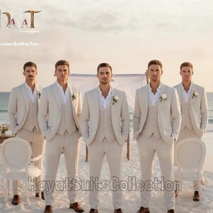 Puede incluir: Cinco hombres con trajes beige posan en una playa. Cada traje incluye una chaqueta, un chaleco y un pantalón. Se llevan camisas blancas debajo y una flor está prendida en la solapa. El texto "CustomSuitForYou" y "HayatSuitsCollection" es visible.