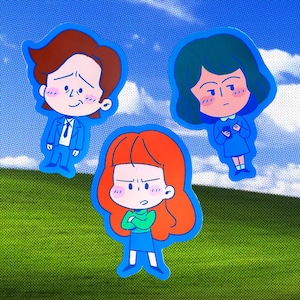 Può includere: Tre adesivi di cartoni animati con contorni blu. Uno raffigura un uomo in abito blu, un altro una donna in abito blu e il terzo una donna con top verde e gonna blu. Lo sfondo è un cielo blu e erba verde.