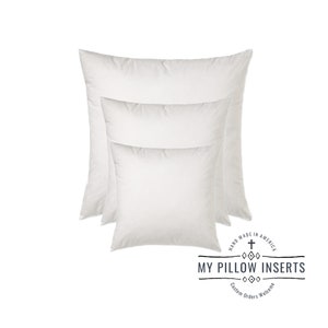 Puede incluir: Tres insertos de almohada blancos de diferentes tamaños, apilados uno encima del otro. Los insertos de almohada están hechos de una tela blanca suave. La imagen incluye un logotipo que dice "My Pillow Inserts" con el texto "Hand Made in America" y "Custom Orders Welcome".