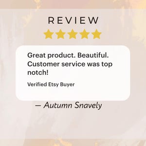 Pode incluir: Gr&aacute;fico de avalia&ccedil;&atilde;o do cliente com a palavra "REVIEW" acima de cinco estrelas douradas. O texto da avalia&ccedil;&atilde;o diz "Great product. Beautiful. Customer service was top notch!" e &eacute; assinado por "Autumn Snavely."