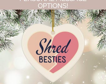 Enfeite de Natal Shred Bestie - Presente para parceiro de esqui, enfeite para melhor amigo de snowboard, presente para esquiador, melhor amigo da neve, presente de Natal