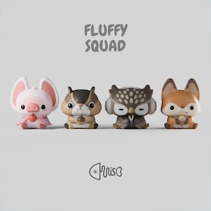 Puede incluir: Cuatro adorables figuras de animales estilizadas: un cerdo, una ardilla, un búho y un zorro. Las figuras están en fila, cada una con características únicas y sosteniendo pequeños objetos. El texto "FLUFFY SQUAD" está encima.