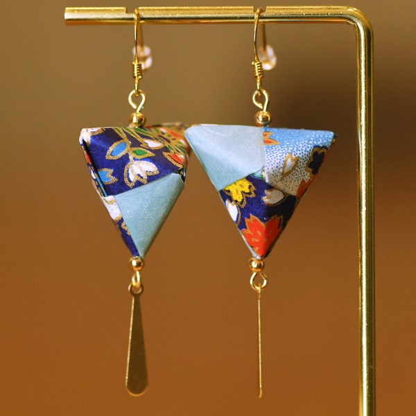 Boucles d'oreilles Origami, Papier japonais Yuzen Chiyogami, Fait main, Floral bleu, Crochets plaqués or