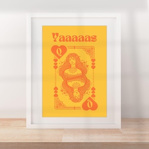 Arte de pared imprimible de YAS QUEEN / Tarjeta de la diosa reina de corazones / Descarga en tono amarillo / Decoración de arte pop empoderante / Regalo de dormitorio feminista