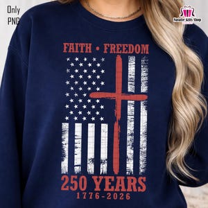 Op de afbeelding: Marineblauw sweatshirt met een verweerd Amerikaans vlagontwerp en een rood kruis. De tekst luidt "FAITH &bull; FREEDOM" en "250 YEARS 1776-2026" in het rood. De trui heeft een ronde hals en lange mouwen.