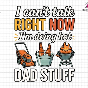 Puede incluir: Un diseño gráfico humorístico con el texto "I can't talk RIGHT NOW I'm doing hot DAD STUFF". El diseño presenta una cortadora de césped, una nevera con botellas de cerveza y una parrilla con una salchicha.