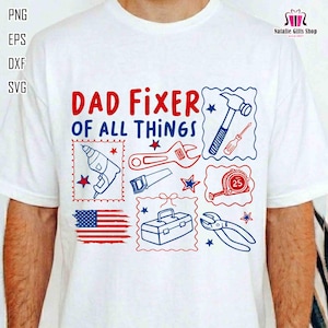 Könnte beinhalten: Weißes T-Shirt mit dem Text "DAD FIXER OF ALL THINGS" in Rot und Blau. Das Shirt zeigt Illustrationen von Werkzeugen wie Hammer, Schraubenschlüssel und Werkzeugkasten sowie ein amerikanisches Flaggen-Design.