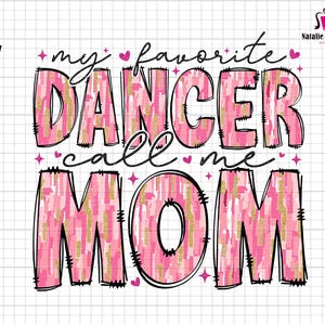 Op de afbeelding: Een PNG-afbeelding met de tekst "my favorite DANCER call me MOM" in roze en goud, met zwarte contouren. De woorden zijn versierd met hartjes en sterren. De linkerbovenhoek zegt "Only PNG".