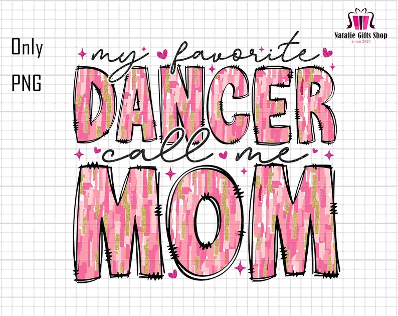 Op de afbeelding: Een PNG-afbeelding met de tekst "my favorite DANCER call me MOM" in roze en goud, met zwarte contouren. De woorden zijn versierd met hartjes en sterren. De linkerbovenhoek zegt "Only PNG".