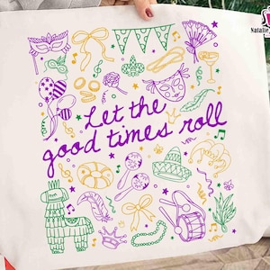 Könnte beinhalten: Eine weiße Tragetasche mit einem farbenfrohen Mardi-Gras-Design. Das Design umfasst Masken, Noten, einen Sombrero und den Satz "Let the good times roll" in lila Schrift. Die Tasche wird von einer Person gehalten.