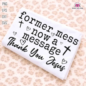 Könnte beinhalten: Ein Set aus drei Keramikbechern mit gesprenkelter, matter Oberfläche. Die Becher sind in Creme-, Hellgrau- und Dunkelgrautönen gehalten. Jeder Becher hat ein schlichtes, minimalistisches Design und einen abgerundeten Henkel.