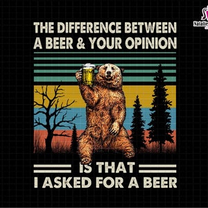 Könnte beinhalten: Ein brauner Bär hält ein Bierglas mit dem Text "The difference between a beer & your opinion is that I asked for a beer" in einem Vintage-Stil mit einem Sonnenuntergangs-Hintergrund.