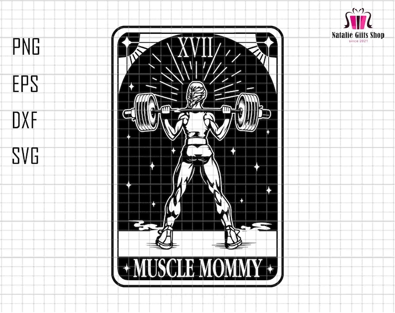 Może przedstawiać: Czarno-biała ilustracja kobiety podnoszącej ciężary, z tekstem "MUSCLE MOMMY" i cyfrą rzymską "XVIII" w ramce w stylu karty tarota.