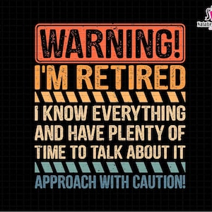 Peut inclure: Un panneau d'avertissement avec du texte noir sur fond rouge qui dit "ATTENTION ! JE SUIS RETRAITÉ JE SAIS TOUT ET J'AI BEAUCOUP DE TEMPS POUR EN PARLER APPROCHEZ AVEC PRUDENCE !"