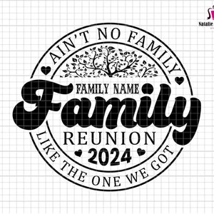 Może przedstawiać: Czarno-biały projekt na zjazd rodzinny z tekstem "Ain't No Family Like The One We Got" i "Family Reunion 2024". Zawiera miejsce na nazwisko rodziny. Grafika drzewa w środku.