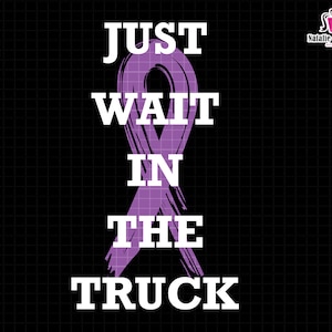 以下が含まれることがあります： 紫色のリボンに白い文字で「JUST WAIT IN THE TRUCK」と書かれています。リボンはサポートと意識を高めるシンボルです。