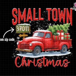 Op de afbeelding: Een rode vintage pick-up truck met een kerstboom en ingepakte cadeaus. De woorden "SMALL TOWN" en "CHRISTMAS" zijn rood. Een bord toont het nummer "37011".