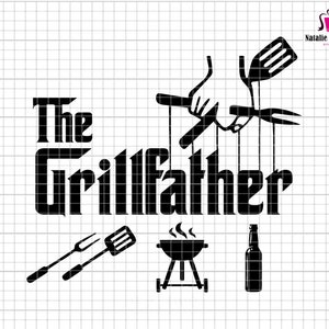 Puede incluir: Diseño gráfico en blanco y negro con el texto "The Grillfather" e imágenes de herramientas para asar, una parrilla y una botella de cerveza.