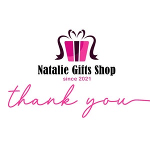 Może przedstawiać: R&oacute;żowe i fioletowe pudełko prezentowe z czarną wstążką. Tekst "Natalie Gifts Shop since 2021" znajduje się pod pudełkiem. Tekst "thank you" jest napisany r&oacute;żowym kursywą pod nazwą sklepu.