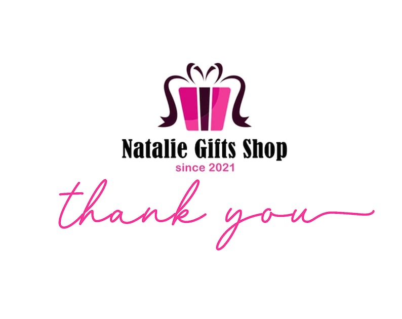 Może przedstawiać: R&oacute;żowe i fioletowe pudełko prezentowe z czarną wstążką. Tekst "Natalie Gifts Shop since 2021" znajduje się pod pudełkiem. Tekst "thank you" jest napisany r&oacute;żowym kursywą pod nazwą sklepu.