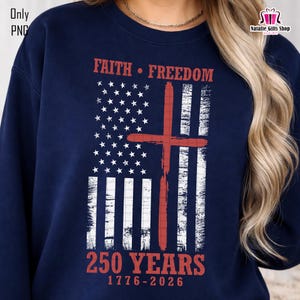 Op de afbeelding: Marineblauw sweatshirt met een patriottisch ontwerp. Het ontwerp bevat de tekst "FAITH &bull; FREEDOM" boven een gestileerde Amerikaanse vlag met een rood kruis. De tekst "250 YEARS 1776-2026" is ook opgenomen.