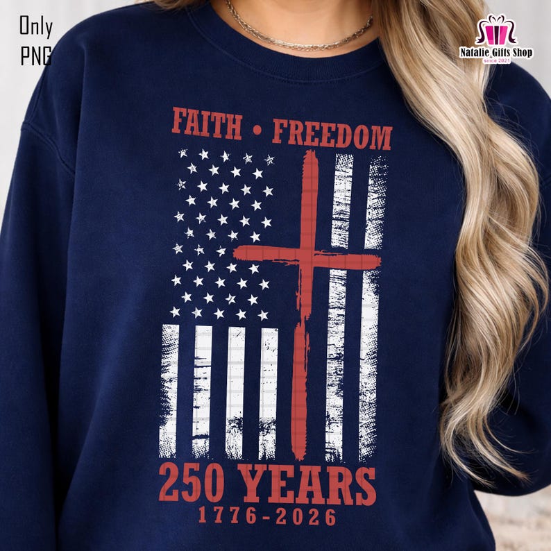 Op de afbeelding: Marineblauw sweatshirt met een patriottisch ontwerp. Het ontwerp bevat de tekst "FAITH &bull; FREEDOM" boven een gestileerde Amerikaanse vlag met een rood kruis. De tekst "250 YEARS 1776-2026" is ook opgenomen.