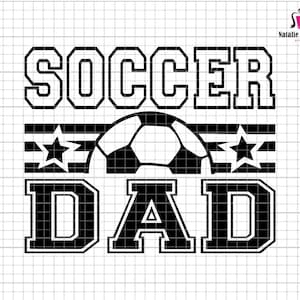 K&ouml;nnte beinhalten: Schwarz-wei&szlig;es Grafikdesign mit dem Text "Soccer Dad" in einer fetten, blockartigen Schrift. Ein Fu&szlig;ball befindet sich mittig &uuml;ber dem Text mit zwei Sternen auf jeder Seite.