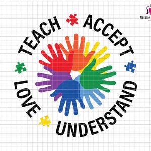 以下が含まれることがあります： 「Teach Love Accept Understand」という文字が円形に配置され、その周りをカラフルな6つの手のデザインが囲んでいる、白黒のグラフィックデザイン。手は円形に配置され、それぞれ虹の異なる色をしています。デザインには、緑、黄、青の3つのパズルピースがあります。