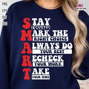 Puede incluir: Sudadera azul marino con la palabra "SMART" en rojo y las palabras "STAY FOCUSED, MARK THE RIGHT CHOICE, ALWAYS DO YOUR BEST, RECHECK YOUR WORK, TAKE YOUR TIME" en blanco. La sudadera tiene cuello redondo.